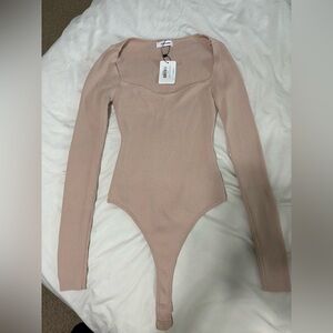 Ensemble tan bodysuit